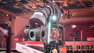 Pokalfall: Finalist Joshua Glögglers Victory Tower kippt wenige Momente vor dem seines Rivalen Markus Zenger (erstmals deutscher Meister). (Bild: Linde-MH)