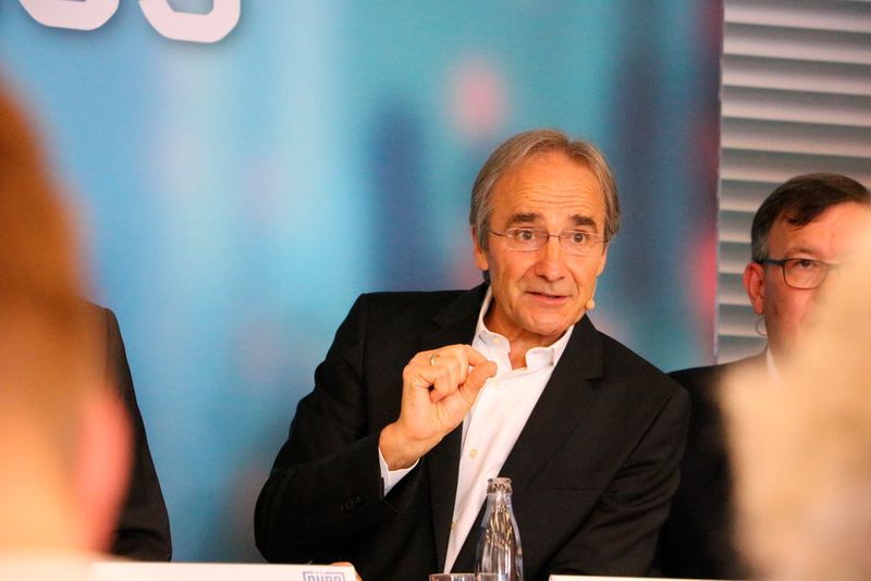 Karl-Heinz Streibich, Vorstandsvorsitzender der Software AG: „Unsere Industrie-Neutralität  und globale Präsenz gepaart mit dem Know-how der weltweit führenden Maschinen- und Anlagenbauer bilden das Fundament von Adamos.“ (Sonnenberg)