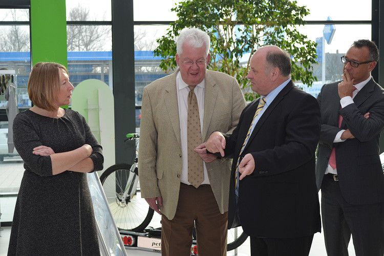 Helmut Peter (2. v. re.) erläutert seine Strategie für das Haus im Gespräch mit den Jury-Mitgliedern (v. li.) Silvia Lulei, Joachim von Maltzan. (Foto: Grimm)