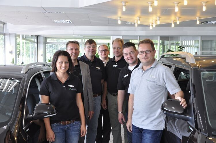 Geschäftsführer Michael Scharfenberg (2. v. li.) und sein schlagkräftiges Team sehen noch deutliches Wachstumspotenzial im Geschäft mit Jungwagen. (Foto: Richter)