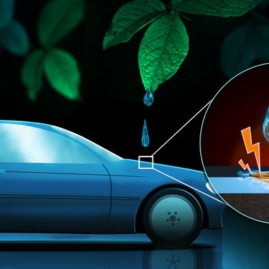 Forschende des Max-Planck-Instituts für Polymerforschung zeigen, dass sich Wassertropfen beim Rutschen über Oberflächen elektrisch aufladen können. Treffen sie anschließend auf eine Beschichtung, etwa an einem Auto, kann die Entladung die Schutzschicht angreifen und dauerhaft schädigen. (Bild: Katharina Maisenbacher | Max-Planck-Institut für Polymerforschung)