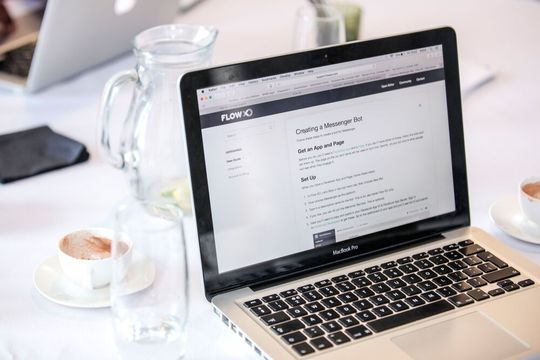 Bots erleichtern den Arbeitsalltag: Unbeliebte, redundante Arbeiten wie das Beantworten der immer gleichen Fragen können von den Robotern übernommen werden. Bots erleichtern den Arbeitsalltag: Unbeliebte, redundante Arbeiten wie das Beantworten der immer gleichen Fragen können von den Robotern übernommen werden.