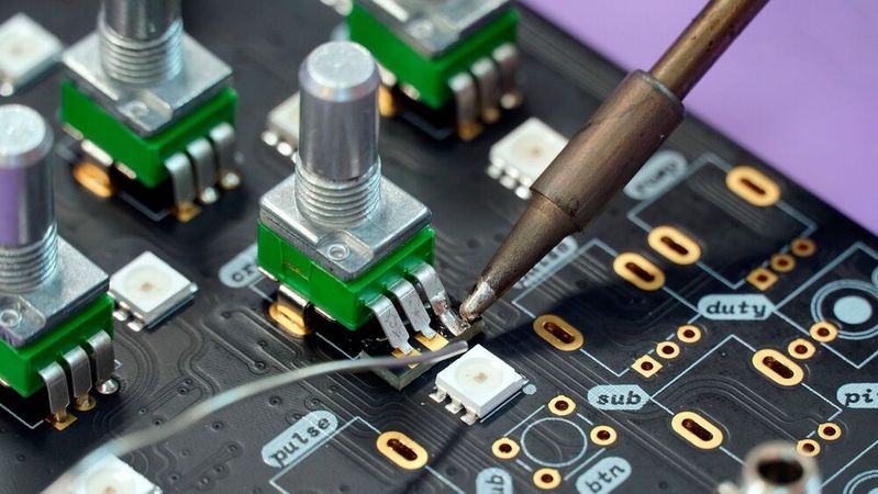 Über den DigiKey-Marketplace können europäische Lieferanten ihre Komponenten für Elektronikprojekte nun direkt an Kunden in Europa versenden – ohne Umweg über die USA. Das senkt den Transportaufwand erheblich, und DigiKey spart zudem Lagerfläche. Über den DigiKey-Marketplace können europäische Lieferanten ihre Komponenten für Elektronikprojekte nun direkt an Kunden in Europa versenden – ohne Umweg über die USA. Das senkt den Transportaufwand erheblich, und DigiKey spart zudem Lagerfläche.