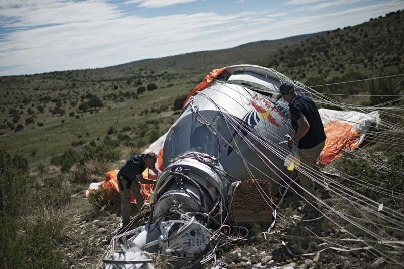Die Ballon-Kapsel schwebt nach dem Ausstieg Baumgartners getrennt zur Erde und wird geborgen ( Red Bull/Stratos)