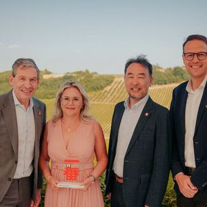 (v.li.): Dr. Till Conrad, Executive Vice President Sales Marketing Toyota Motor Europe, Katja Hofmann, Geschäftsführerin Autohaus Hofmann, Yoshihiro Nakata, Präsident und  CEO von Toyota Motor Europe, und Mario Köhler, Geschäftsführer und Präsident Toyota Deutschland. Die feierliche Preisverleihung fand im italienischen Bologna statt –  im Motor Valley, einer Region mit großer Automobiltradition. Das diesjährige Ichiban-Motto war vom Rennsport inspiriert: Präzision, Disziplin und Teamarbeit als Schlüssel zum Erfolg.(Bild:  Toyota)