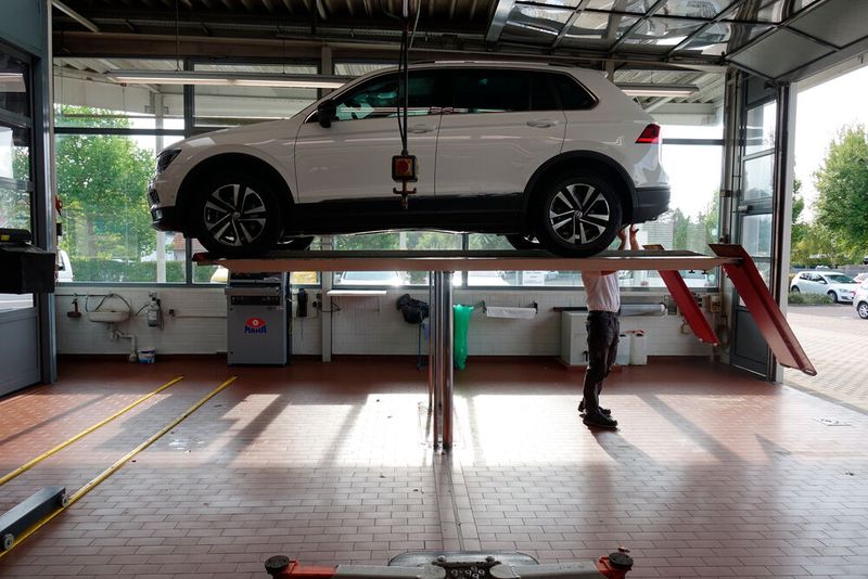 In der Direktannahme werden die Fahrzeuge auf Herz und Nieren geprüft. (Bild: Schreiner/»kfz-betrieb«)