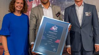 Insgesamt 40 Betriebe zeichneten Ulrike Mönnich (li.) und Carsten Oder (re.) vom MBVD aus. (Daimler AG)