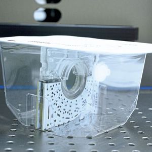 Das Lonza-Bauteil wird mit einer Folie verblistert und so vor Kontaminationen geschützt. (Bild:  Rodinger Kunststoff-Technik GmbH)