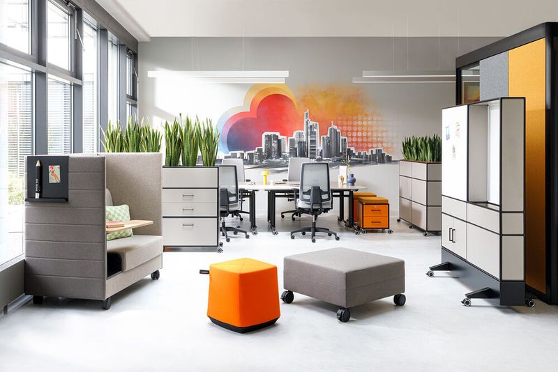 Die flexible Team Base: Als Heimathafen der festen Teams lässt sich die Team Base dank flexibler Elemente und Möbeln auf Rollen schnell an die jeweilige Situation und Teamgröße anpassen.  (Bild: copies only with written permission by Achim K.Roesch)