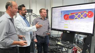 Prof. Udo Jung (M.) diskutiert mit den wissenschaftlichen Mitarbeitern Otto Hemmelmann (l.) und Björn Geyer den Entwurf eines Bauteils. (TH Mittelhessen/Armin Eikenberg)