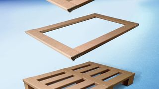 Die Papier-Transportpalette ist im Vergleich zur herkömmlichen Holzpalette viel leichter – bei gleicher Stabilität, so das Unternehmen. (Bild: Schumacher Packaging)