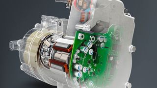Der 48 V-Hybrid-Booster von Brose basiert auf einem neuen Motor- und Elektronikbaukasten. Mit bis zu 80 Nm Drehmoment bewegt er das Fahrzeug etwa im Parkhaus auch ohne Zuschalten des Hauptmotors. (Brose)