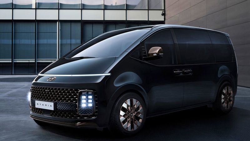 Das Tagfahrlicht zieht sich als Leuchtenband über die gesamte Front. (Hyundai)