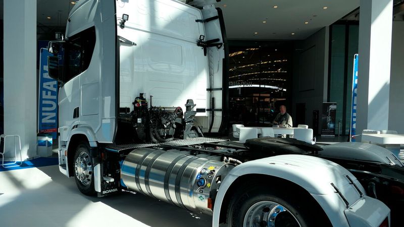 Antriebskonzepte, wie hier ein Scannia mit Gasantrieb, oder...   (Bild: Wenz | VCG)