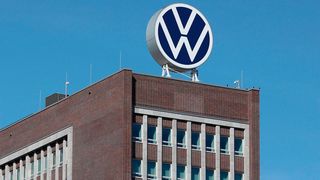 Die unter viel Aufmerksamkeit der VW-Belegschaft gestern abgehaltene Aufsichtsratssitzung ist, was Informationen zu Werksschließungen und Stellenabbau ageht, eine Enttäuschung geworden. Und Betriebsratschefin Cavallo soll toben ... (Bild: Volkswagen)