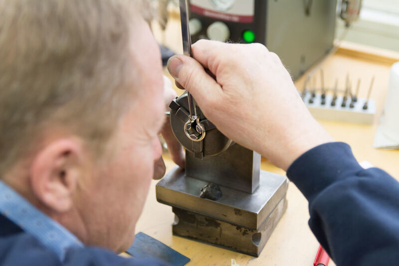 Beim Verheiraten setzt der Edelsteinfasser den Brillant in den Ring. Die Spannung im Material hält den Stein sicher und dauerhaft. (EXPERT; GF; Niessing)