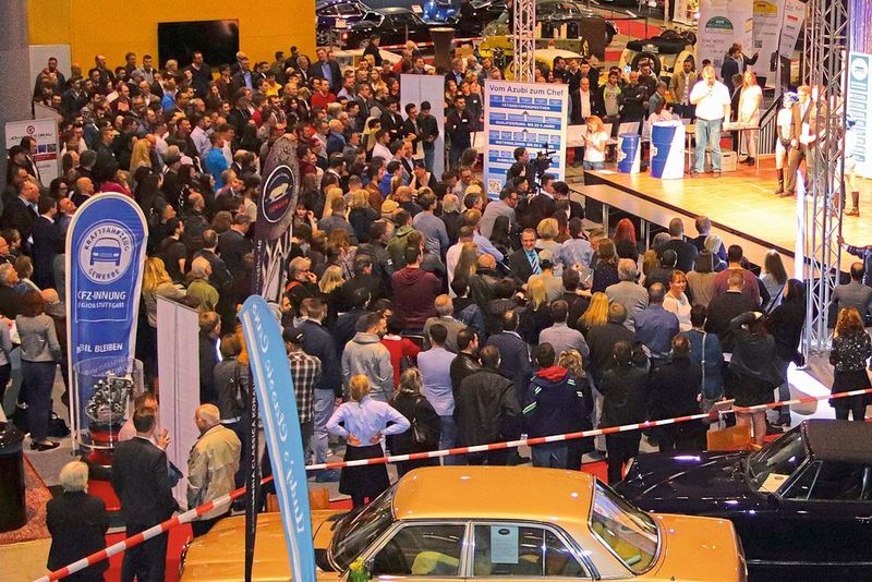 Zur Lossprechungsfeier der Kfz-Innung Region Stuttgart kamen rund 700 Gäste auf die Retro Classics. 250 junge Gesellinnen und Gesellen feierten am Abend auf dem Stand der Kfz-Innung. (Kfz-Innung)
