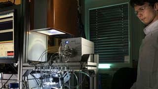 Forschende des KIT haben ein neues Verfahren entwickelt, um die Mikroschadstoffe mittels einer photokatalytischen Membran und sichtbaren Lichts zu entfernen.  (Markus Breig, KIT)