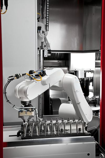 Bild 3: Der Roboter holt über die Lineareinheit eine Matrizenpalette aus dem Hubmagazin und zieht diese auf den Übergabeplatz.  (Bild: Hermle)