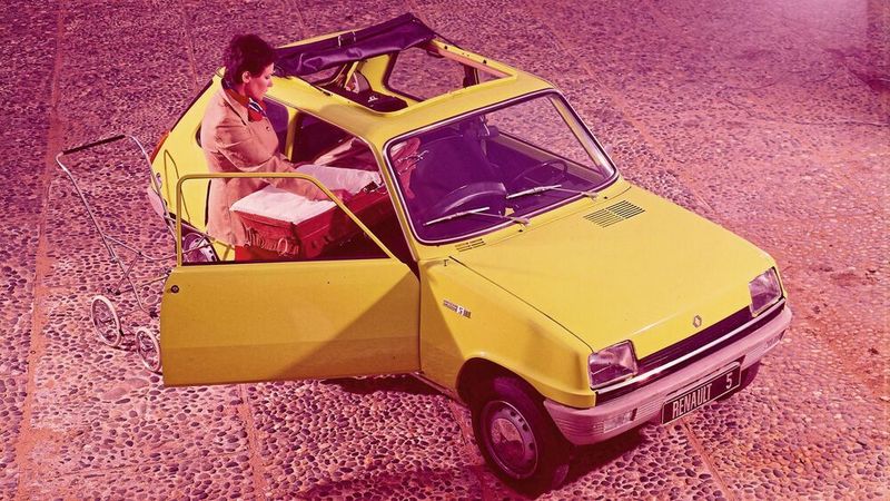 Nicht nur für den  Einsatz in Frankreichs Süden war das Faltschiebedach gedacht. Es war in zahlreichen Ländern beliebt. Renault bietet es bei seinen Kleinwagen bis heute an. (Renault)