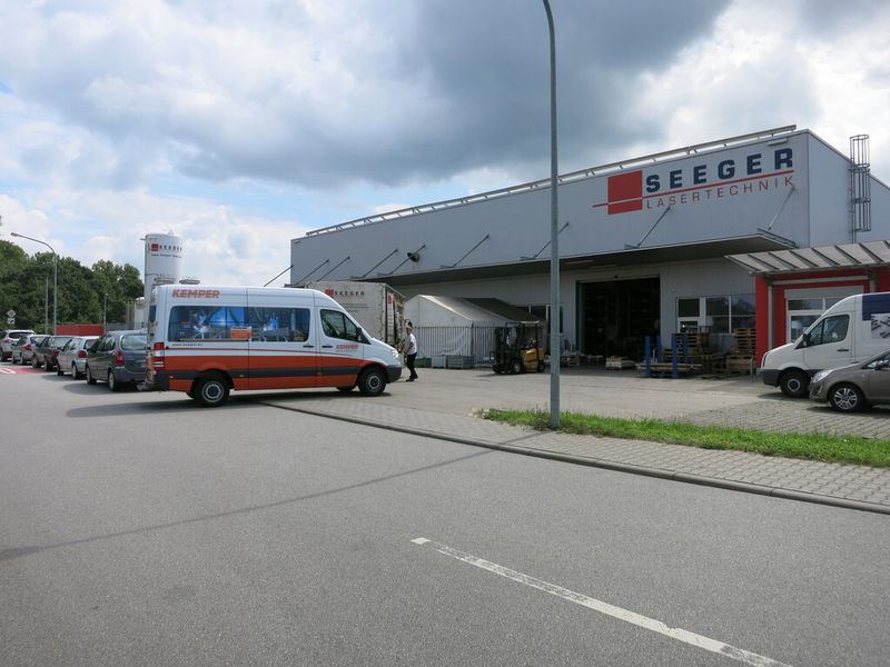Der Transporter von Kemper fährt bei der Seeger Lasertechnik in Lorsch auf den Hof. (Bild: Finus)