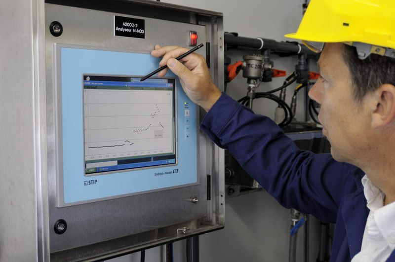 Bedienung des Touchscreens des Messgeräts STIP-scan. (Archiv: Vogel Business Media)