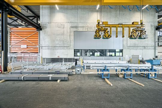 Zu wesentlich kürzeren Takt- und Duchlaufzeiten trägt das Warenlager dank Automatisierung und zentraler Anordnung bei.  (Bild:  Thomas Hary)