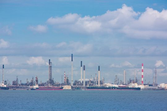 (Die Shell-Fertigungsstätte Pulau Bukom, in der sich die erste Raffinerie Singapurs befindet, wird die Technologie des digitalen Zwillings erproben. Bildquelle: Shell)