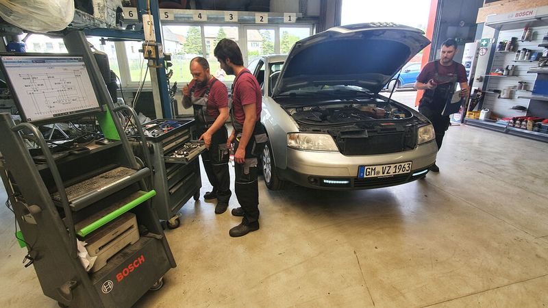 ... wird auch hier fleißig diagnostiziert und nach Fehlern gesucht.  (Bild: Schreiner/»kfz-betrieb«)