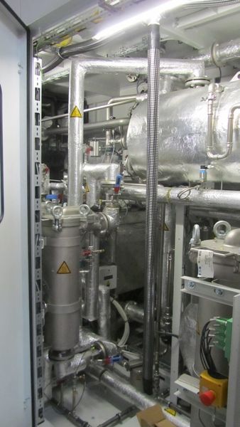 Die Filtration des Lösemittels erfolgt im Zu- und Rücklauf durch Doppelfilter, die einen Filterwechsel im laufenden Betrieb ermöglichen. (Bild: Karl Roll)