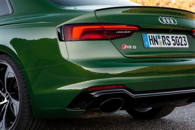 Aus den mächtigen Auspuffendrohren schallt ein durchaus emotionales Klangkonzert. (Audi)