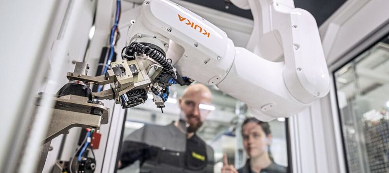 Werkzeugmaschinen beschicken leicht gemacht: Der Kuka-Roboter KR Agilus sorgt dafür, dass jede Wendeschneidplatte den richtigen Schliff erhält.(Bild:  Kuka)