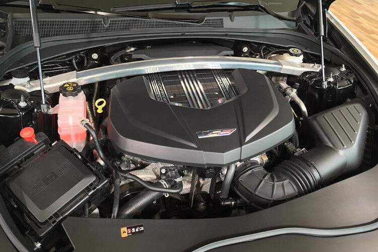 Für die längsdynamische Spitzenleistung sorgt ein standesgemäßer 6,2-Liter-V8-Motor, der durch einen Roots-Kompressor zwangsbeatmet wird. (Foto: Cadillac)
