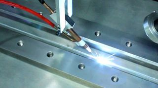 Mehrlagen-Engstspaltschweißverfahren an einem 50 mm Blech (Bild: Fraunhofer IWS)