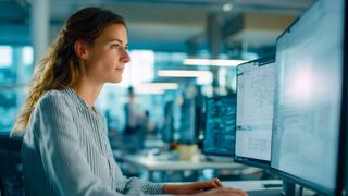 IT-Sicherheitsexperten berichten von stabilisierten Bedingungen, sind jedoch durch Budgetengpässe und einen wachsenden Fachkräftemangel belastet, während sie gleichzeitig die Chancen erkennen, die KI für ihre berufliche Weiterentwicklung bietet. (Bild: Midjourney / Paula Breukel / KI-generiert)