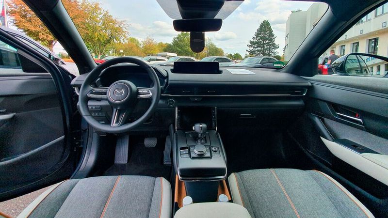 Das Interieur wirkt dank der reduzierten Anzahl an Bedienelementen, dem hochwertigen Materialmix und dem in die breite gezogenen Armaturenbrett edel. (Bild: Mauritz/»kfz-betrieb«)