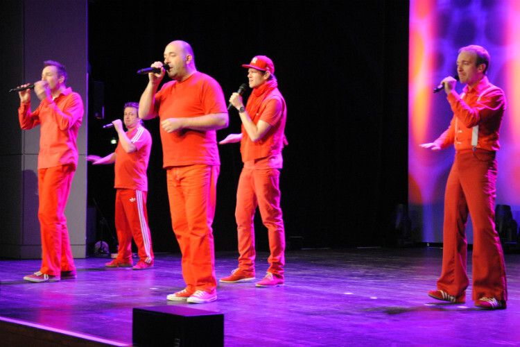 Das A-Cappella-Quintett „Fünf“, das derzeit mit seiner Show „Null Bock“ tourt, machte einen Abstecher zum Herbstforum der Kfz-Innung Region Stuttgart. (Foto: Baeuchle)