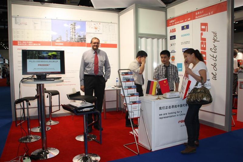 Seit 2004 ist Rösberg mit einer eigenen Niederlassung in Dalian aktiv am chinesischen Markt vertreten. Martin Dubovy, Leiter der Abteilung IT und MES bei Rösberg Engineering, (links) und Kollegen am Stand von Rösberg. (Archiv: Vogel Business Media)