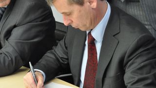 Friedrich Santner, CEO der Anton Paar GmbH, bei der Vertragsunterzeichnung am 28.02.2012.  (Bild: Anton Paar)