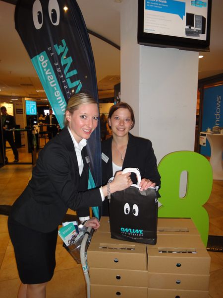 Selbst ist die Frau: (v.l.) Sophie Feuerhake und Irmgard Fischer, ONLINE USV-Systeme (Archiv: Vogel Business Media)