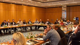 20 Delegierte aus dem Händlernetz waren zur Veranstaltung nach Berlin gekommen. (Yvonne Simon / »kfz-betrieb«)