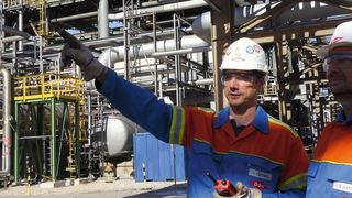 Jörg Friedrich (links) und Reiko Hass beim Rundgang durch die Anlage. Sie koordinieren den Turnaround und prüfen täglich, ob alles nach Plan läuft. (Tüv Süd)