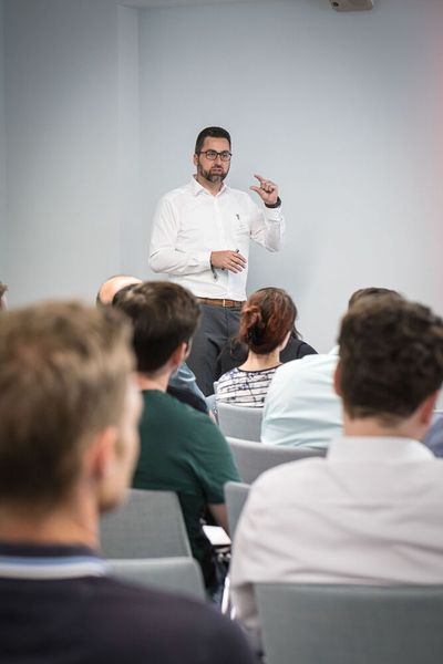 Anwenderkongress Steckverbinder 2023: Tag 1 mit Basisseminaren, Podiumsdiskussion und Posterslam. (Bild: Stefan Bausewein)