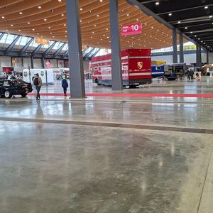 Die Sonderausstellung „Colors of Racing“ sollte aus 30 Fahrzeugen bestehen. Doch selbst für diese war die vorgesehene Fläche irgendwie „oversized“.  (Bild:  Dominsky –  »kfz-betrieb«)