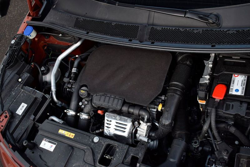 Wenig Lärm um viel Power: dank guter Dämmung bleibt der Motor des 3008 stets unaufdringlich und beschleunigt souverän bis zur Endgeschwindigkeit. (Holz / »kfz-betrieb«)