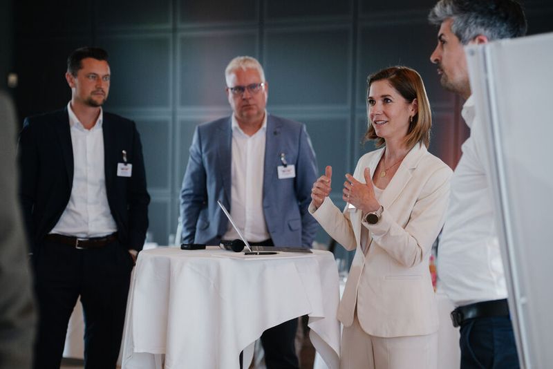 Lena-Sophie Müller (Initiative D21) und Adrian Gelep (r., Digitalagentur Brandenburg) erarbeiteten mit ihren Workshop-Teilnehmern die Ermöglichung von Physical AI im öffentlichen Sektor. (Bild: Manuel Emme Fotografie)