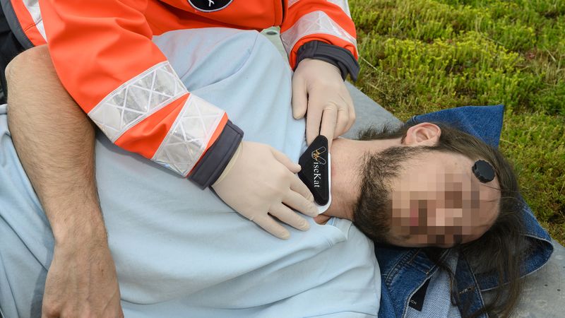 So könnte das intelligente Vitalsensorikpflaster aussehen, das derzeit an der THWS in Zusammenarbeit mit zwei Fraunhofer-Instituten entwickelt wird.(Bild:  Fraunhofer IIS/Paul Pulkert)