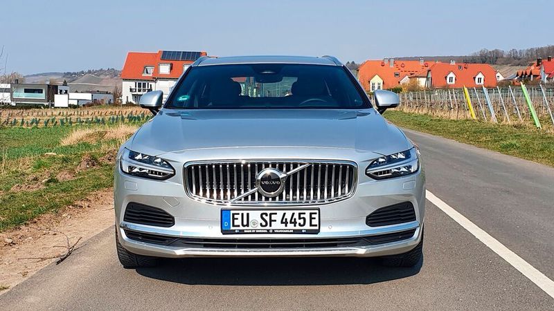 Der Volvo V90 Recharge T6 Inscription ist ab 72.800 Euro erhältlich. (Mauritz/»kfz-betrieb«)