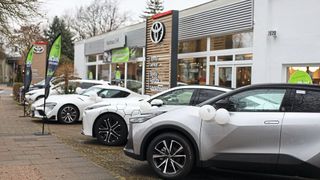 Toyota setzt weiter auf den klassischen Händlervertrieb statt auf ein Agenturmodell, räumt sich aber in den neuen Verträgen mehr Rechte ein. (Bild: S+K (Symbolfoto))