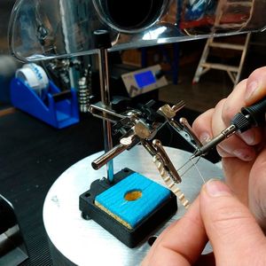 Bei den neuen Lötwerkzeugen handelt es sich um die Ersa i-CON 1 mit integrierter Lötrauchabsaugung. Diese werden zum Umbau von Zündungen und anderer Elektronik in die Motoren von Sky Power eingesetzt. 